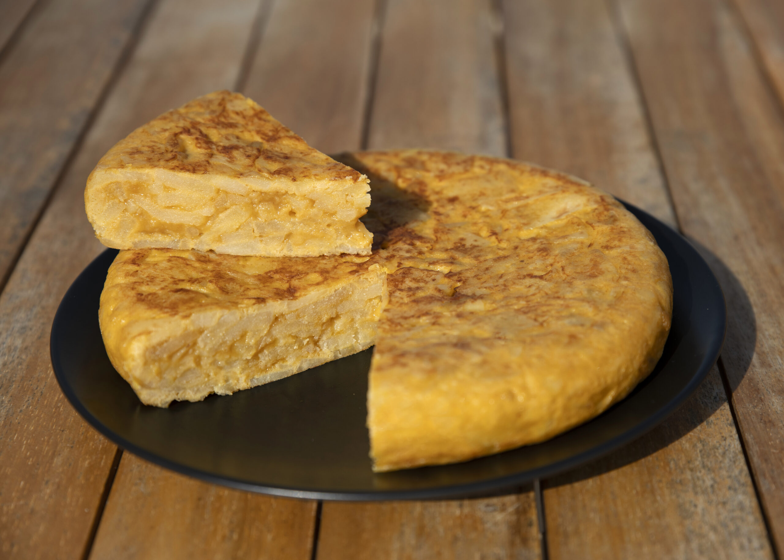 tortilla-espanola-en-plato-alto-angulo